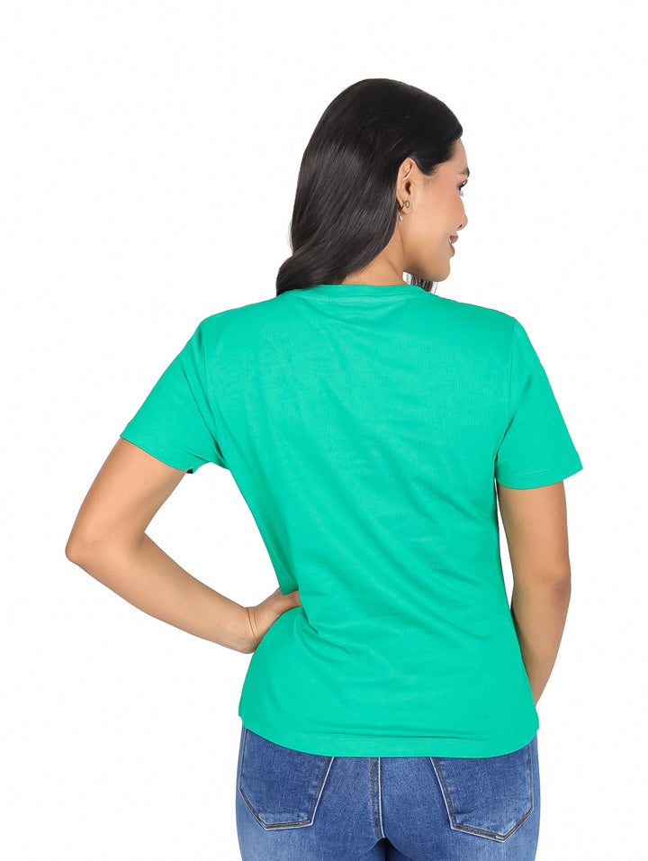 Mujer vistiendo una camiseta verde de manga corta Tommy Hilfiger con logo blanco en el pecho.