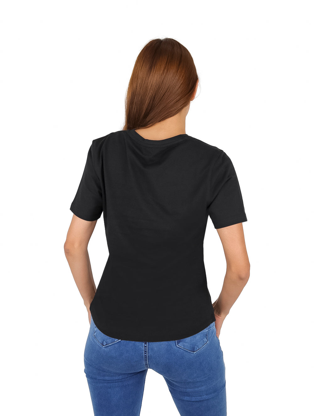 Mujer vistiendo una camiseta negra de manga corta con un logo plateado en el pecho.