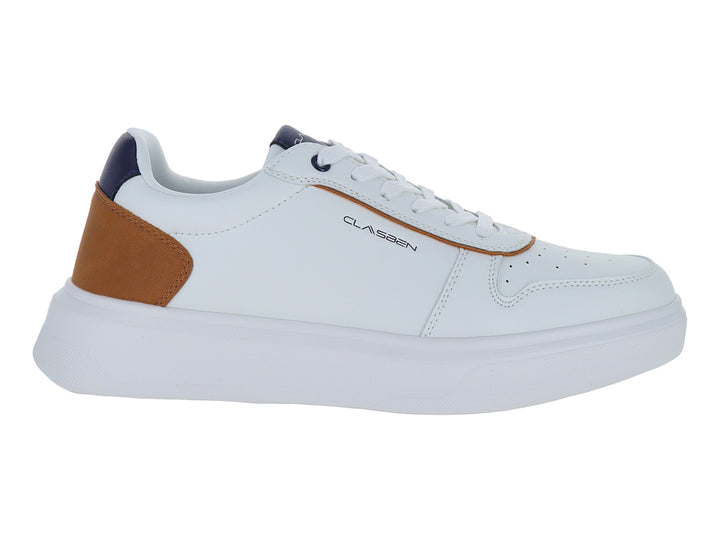 Tenis blancos CLASBEN con detalles en color café y azul marino en el talón y suela blanca gruesa.