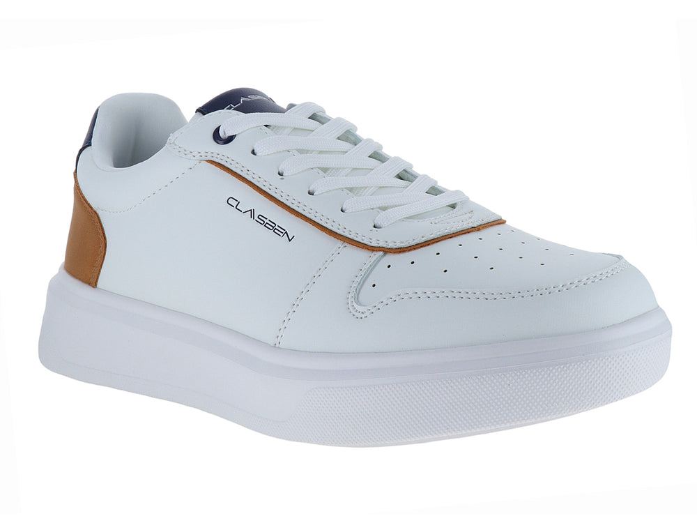Tenis blancos CLASBEN con detalles en color café y azul marino en el talón y suela blanca gruesa.