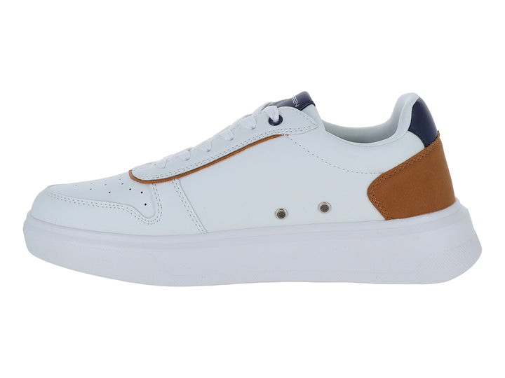 Tenis blancos CLASBEN con detalles en color café y azul marino en el talón y suela blanca gruesa.
