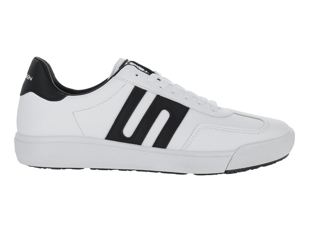 Tenis casuales Clasben modelo Edwin en color blanco con franjas negras laterales y suela blanca.