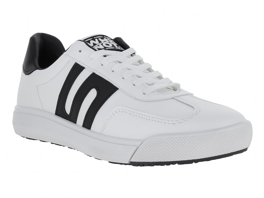 Tenis casuales Clasben modelo Edwin en color blanco con franjas negras laterales y suela blanca.