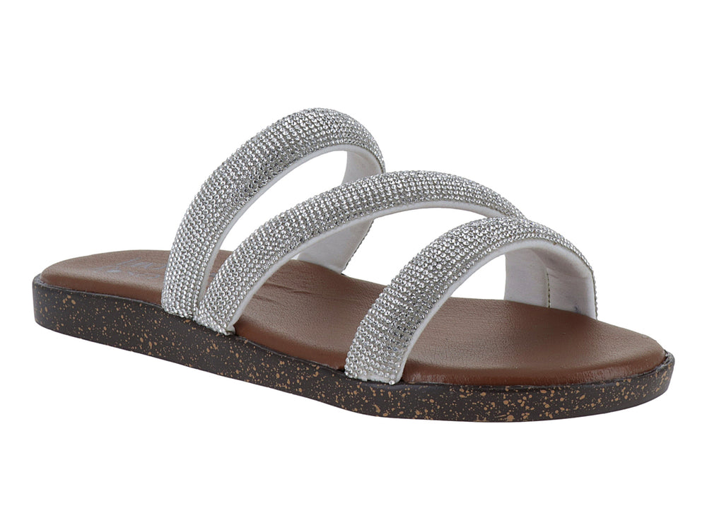 Sandalia plana color plata con tiras brillantes y suela marrón.