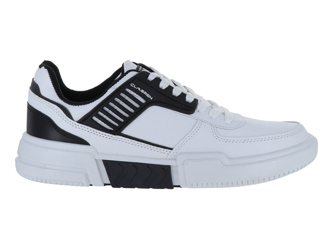 Tenis casuales color blanco con detalles en negro y suela blanca y negra.