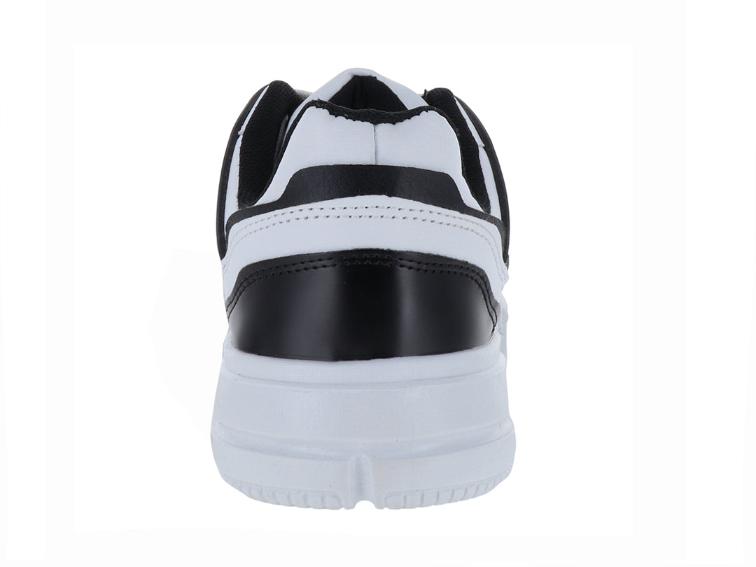 Tenis casuales color blanco con detalles en negro y suela blanca y negra.