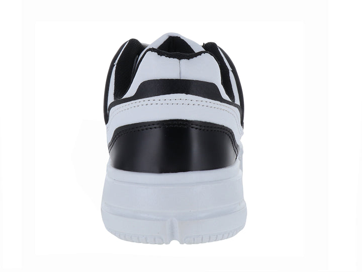 Tenis casuales color blanco con detalles en negro y suela blanca y negra.