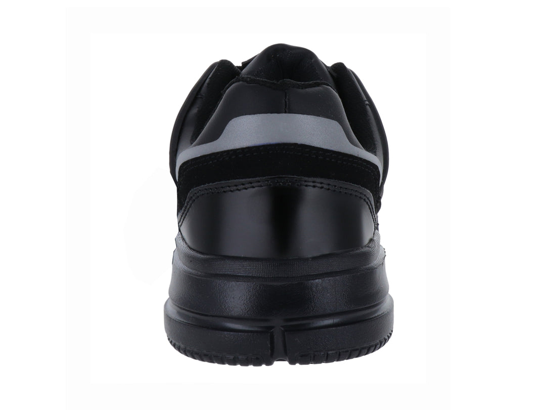 Tenis casuales color negro con detalles en gris y suela gruesa.