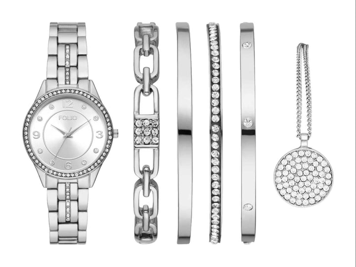 Set de accesorios Folio color plata para Mujer que incluye reloj, tres pulseras y un collar con dije circular.