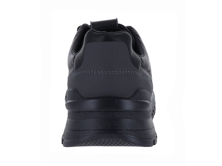 Zapato casual Clasben Bangla Desh en color negro monocromo con suela texturizada y agujetas.