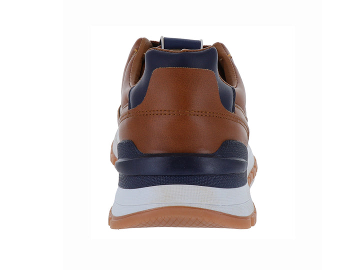 Zapato casual color camel con detalles en azul marino y suela blanca para niño.