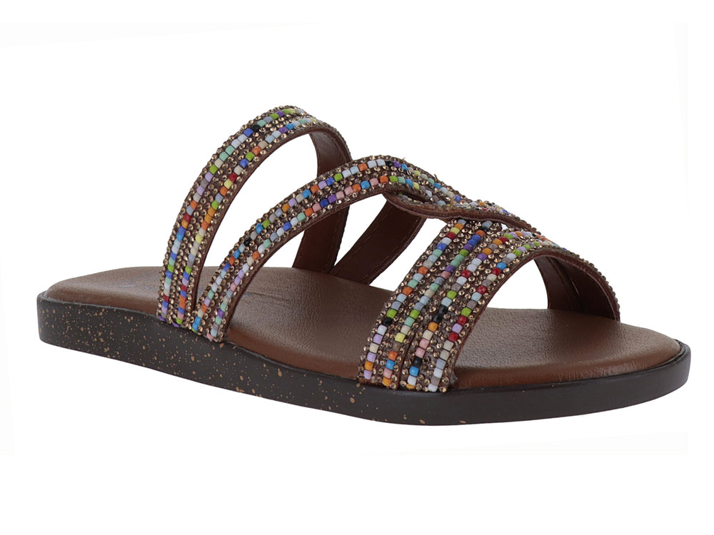 Sandalia plana color marrón con tiras decoradas con cuentas multicolores.