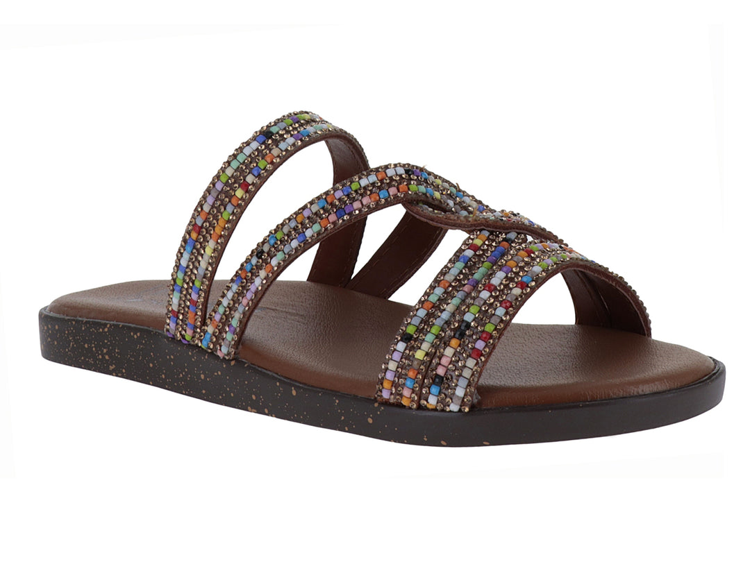 Sandalia plana color marrón con tiras decoradas con cuentas multicolores.