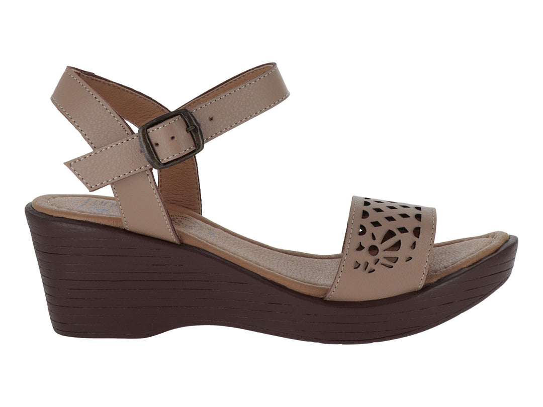 Sandalia de cuña color beige con suela marrón y correa ajustable con hebilla.