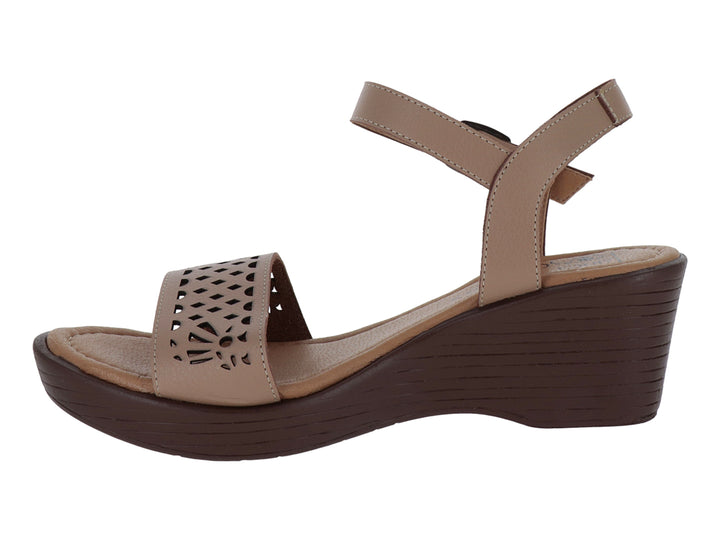 Sandalia de cuña color beige con suela marrón y correa ajustable con hebilla.