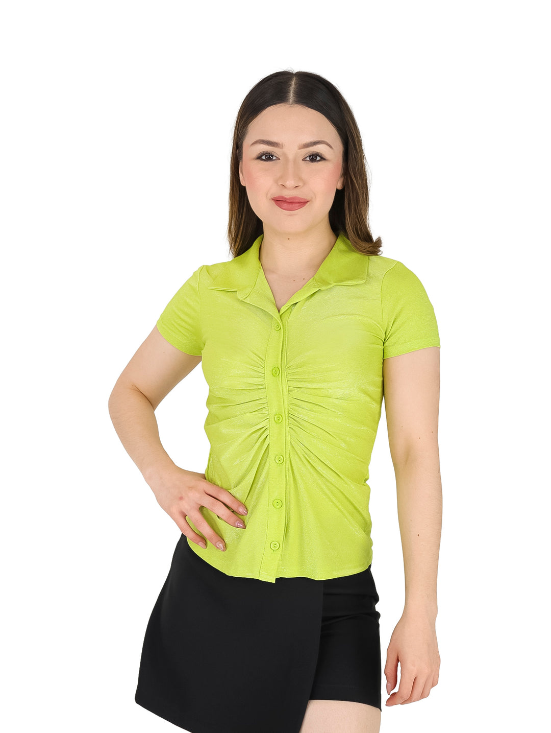 Mujer vistiendo una camisa color lima de manga corta con detalle fruncido frontal y acabado brillante.