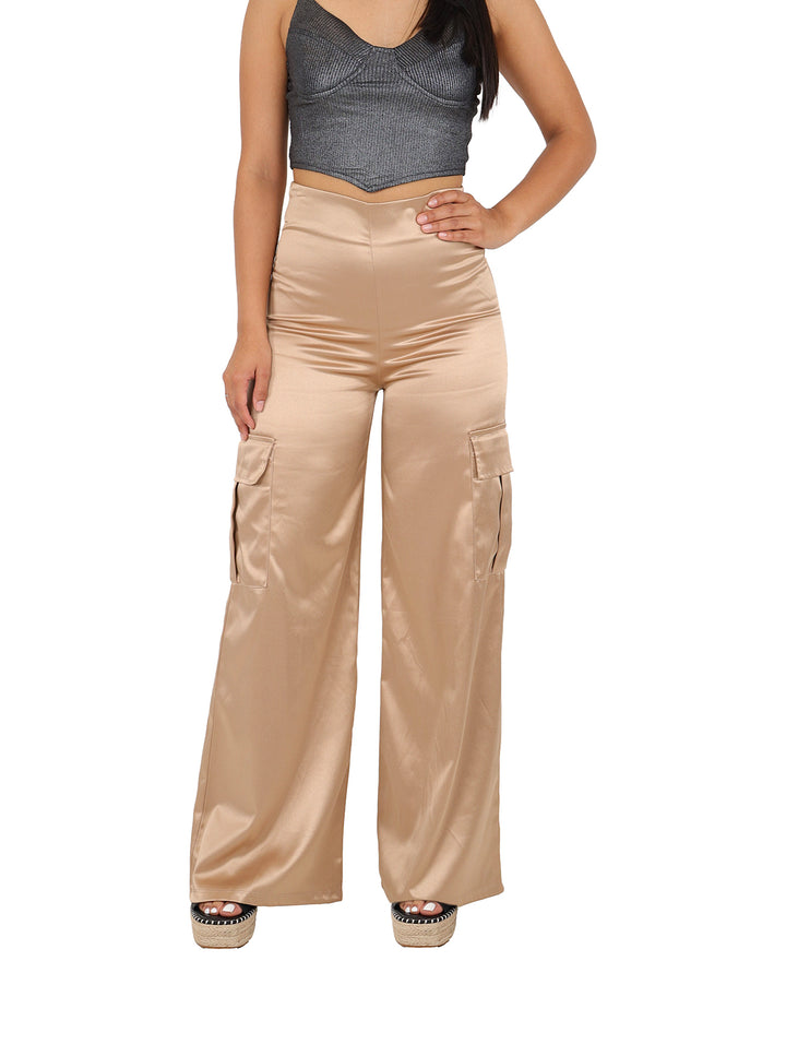 Mujer vistiendo pantalón cargo de satín color beige de pierna ancha y cintura alta.