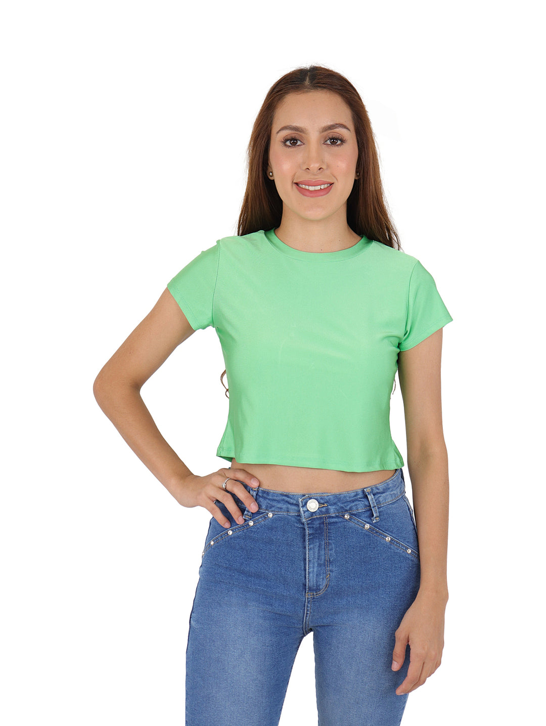 Mujer vistiendo un top corto de color verde claro con cuello redondo y manga corta.