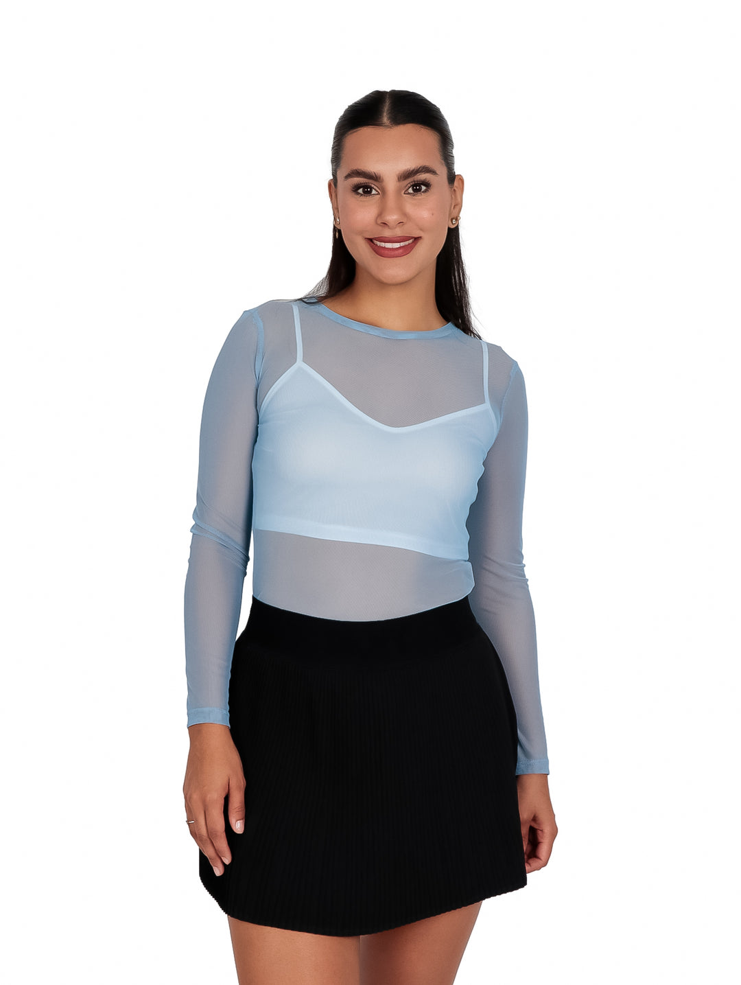 Mujer vistiendo blusa mesh de manga larga en color azul cielo y falda negra plisada.