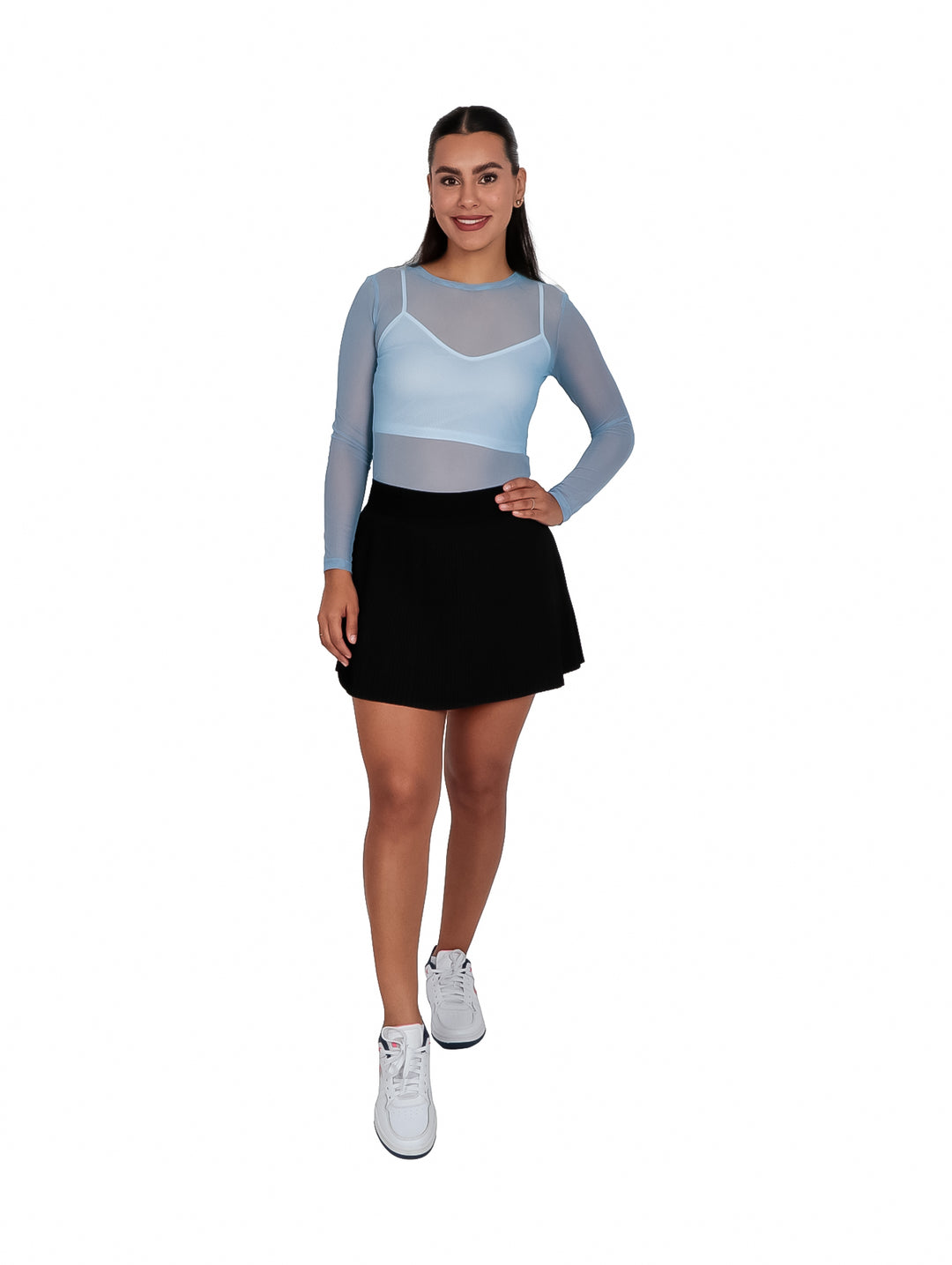 Mujer vistiendo blusa mesh de manga larga en color azul cielo y falda negra plisada.