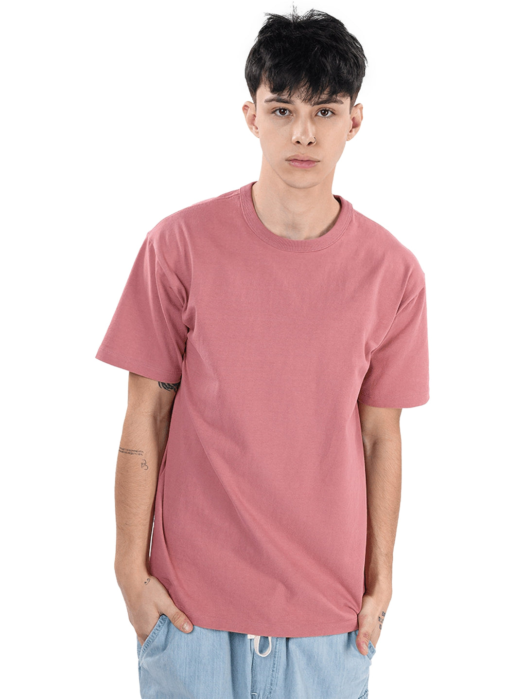 Hombre vistiendo una camiseta de manga corta color rosa viejo.