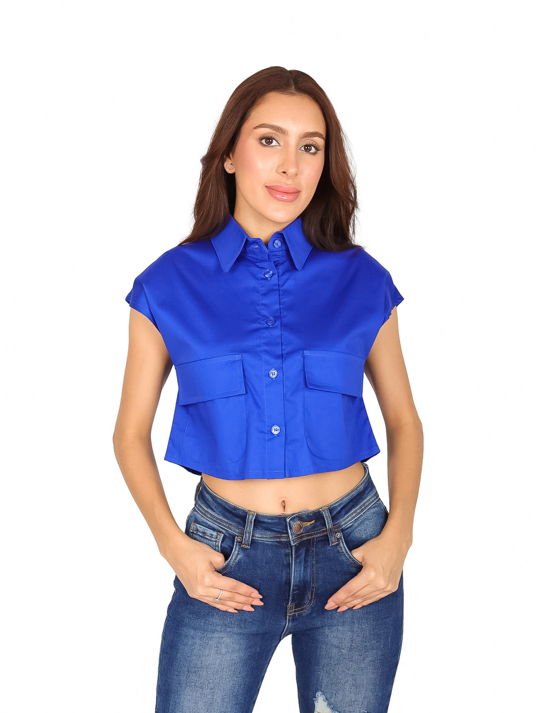 Mujer vistiendo una blusa corta de color azul rey con cuello y bolsillos frontales.