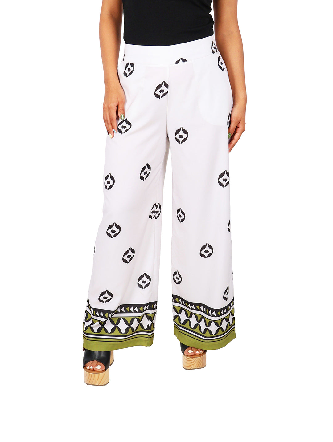 Pantalones culotte de maternidad color blanco con estampado geométrico negro y detalle verde en el ruedo.