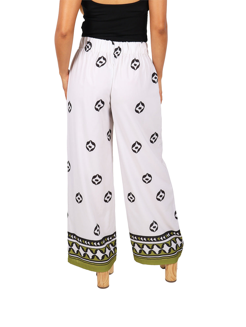 Pantalones culotte de maternidad color blanco con estampado geométrico negro y detalle verde en el ruedo.