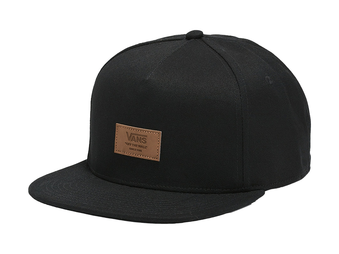 Gorra VANS snapback de color negro con visera plana y un parche rectangular marrón en el frente.