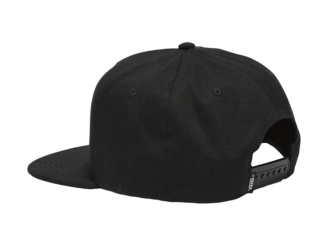 Gorra VANS snapback de color negro con visera plana y un parche rectangular marrón en el frente.