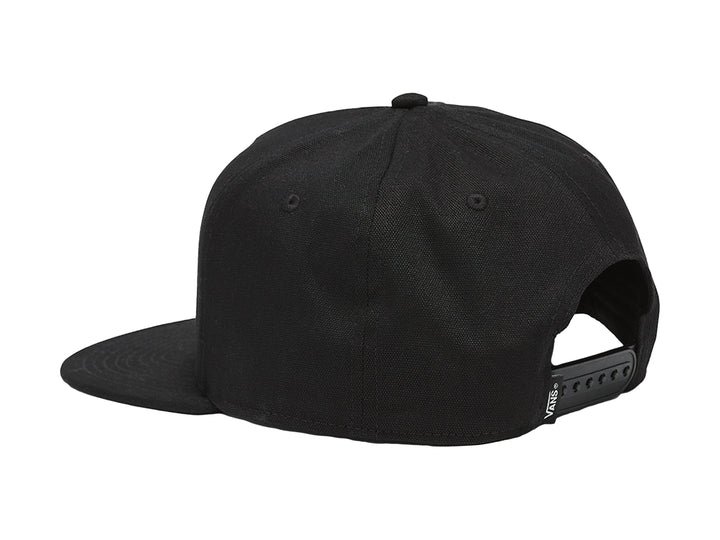 Gorra VANS snapback de color negro con visera plana y un parche rectangular marrón en el frente.