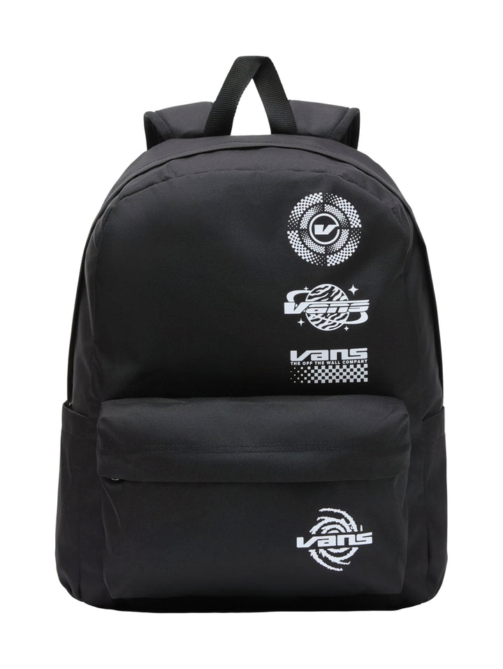 Mochila escolar VANS color negro con logotipos blancos en el frente y un bolsillo inferior.