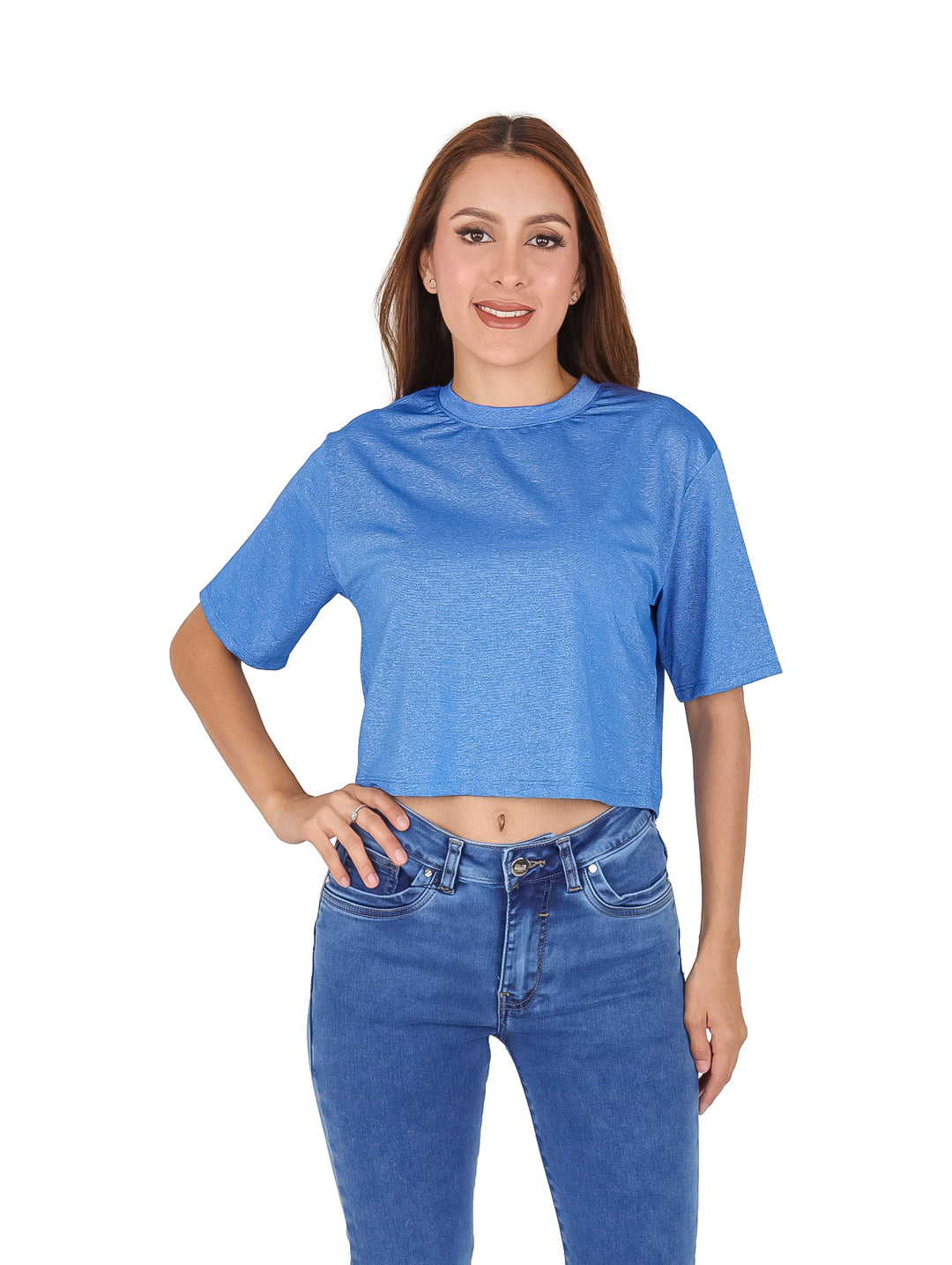 Mujer vistiendo una blusa azul brillante de manga corta y pantalones de mezclilla azules.