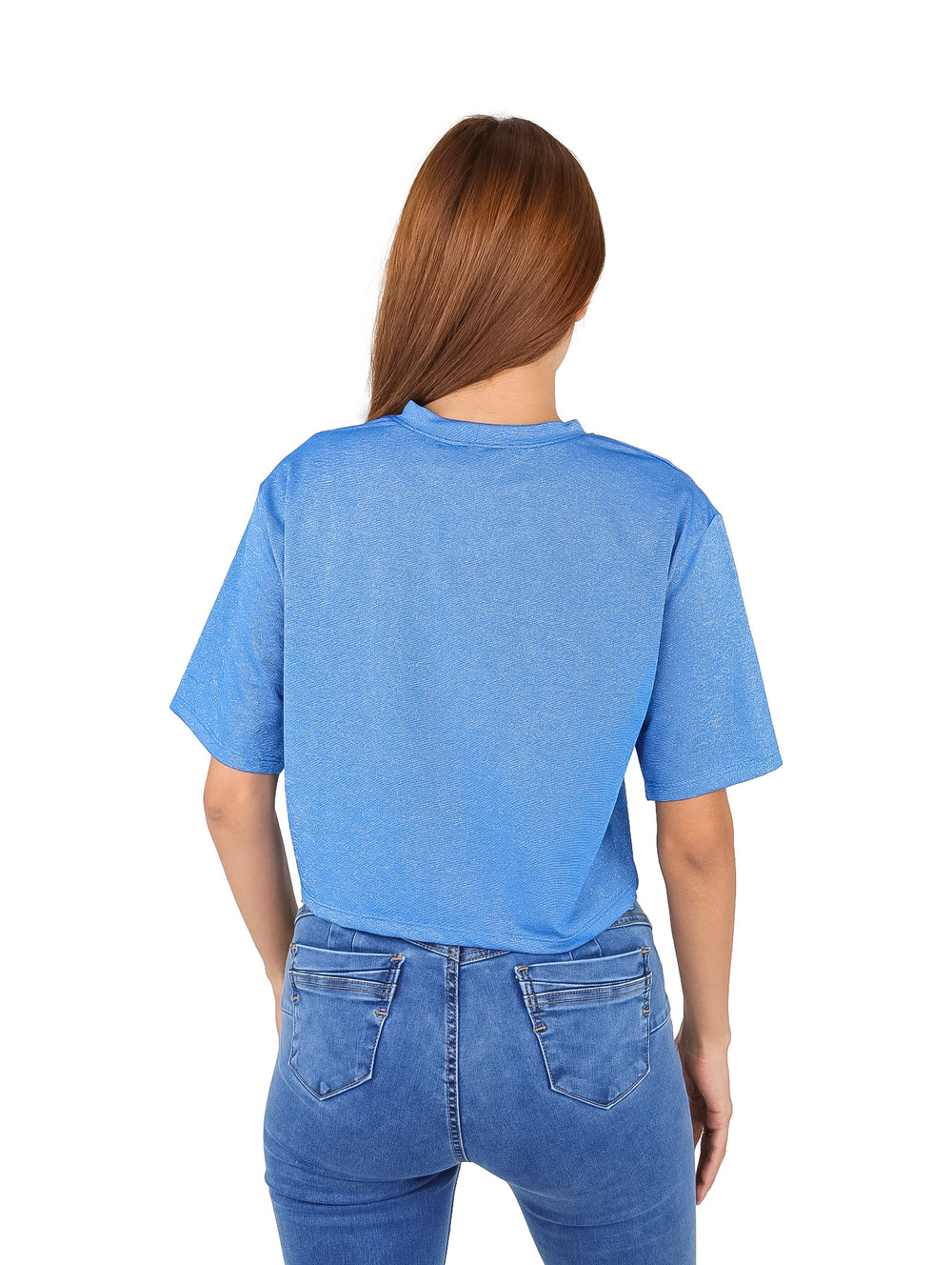 Mujer vistiendo una blusa azul brillante de manga corta y pantalones de mezclilla azules.