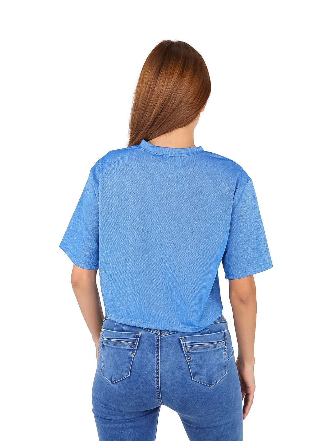 Mujer vistiendo una blusa azul brillante de manga corta y pantalones de mezclilla azules.