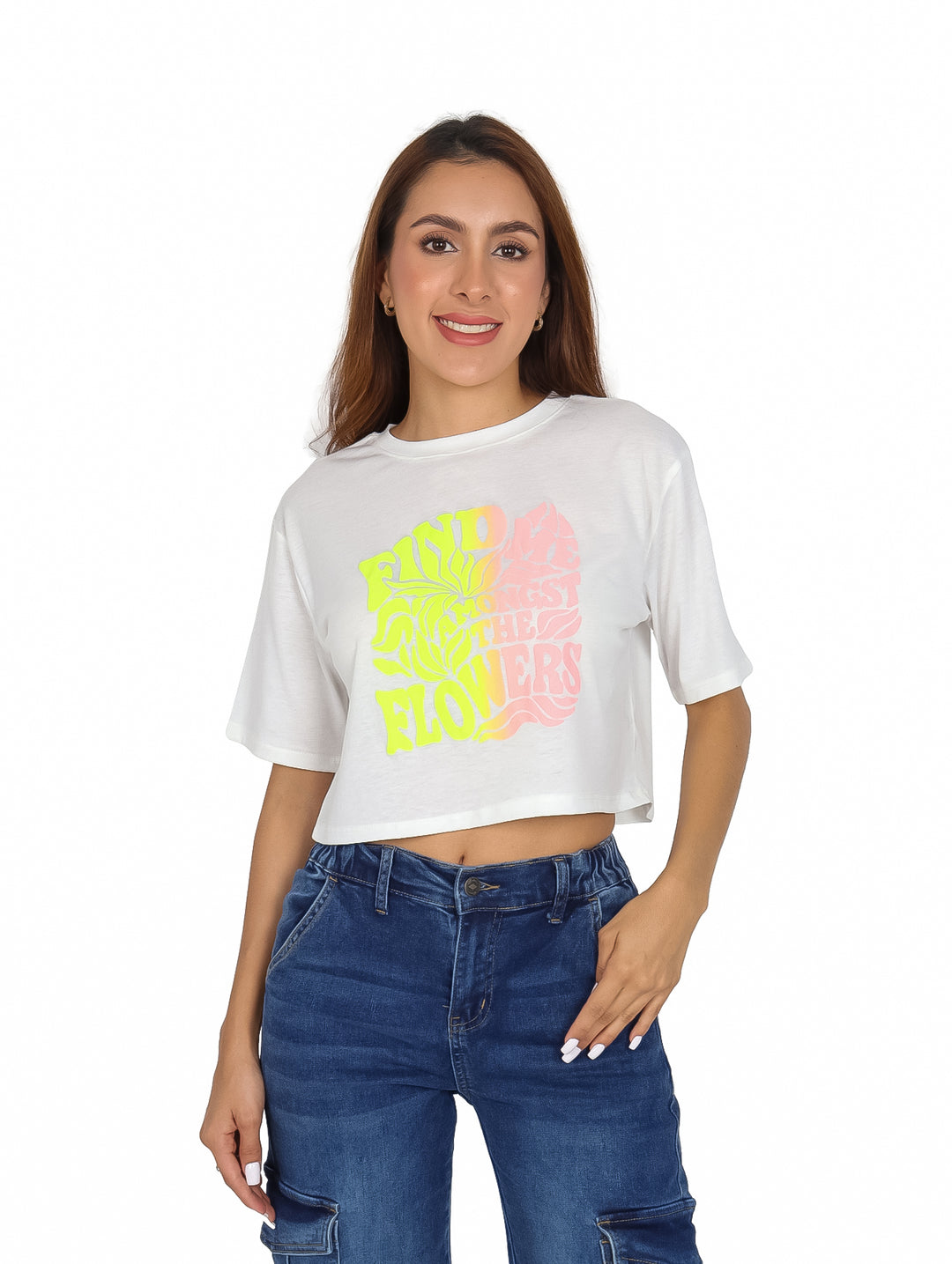Mujer vistiendo playera corta color ivory con estampado gráfico en tonos amarillo y rosa.