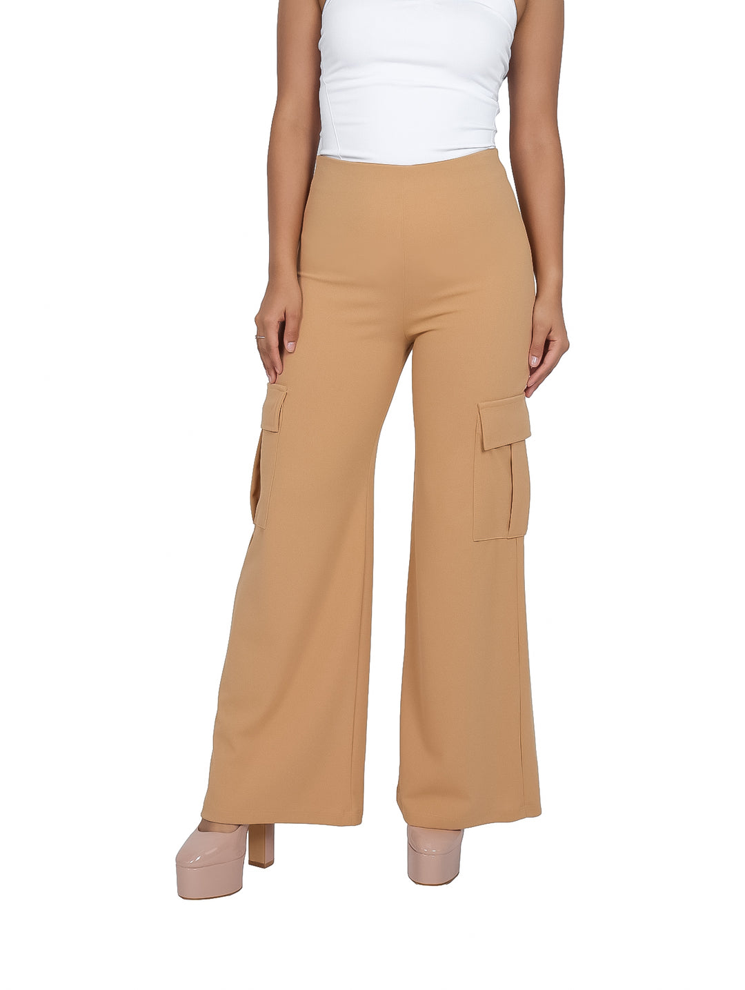 Mujer vistiendo pantalón cargo color beige de pierna ancha y talle alto.
