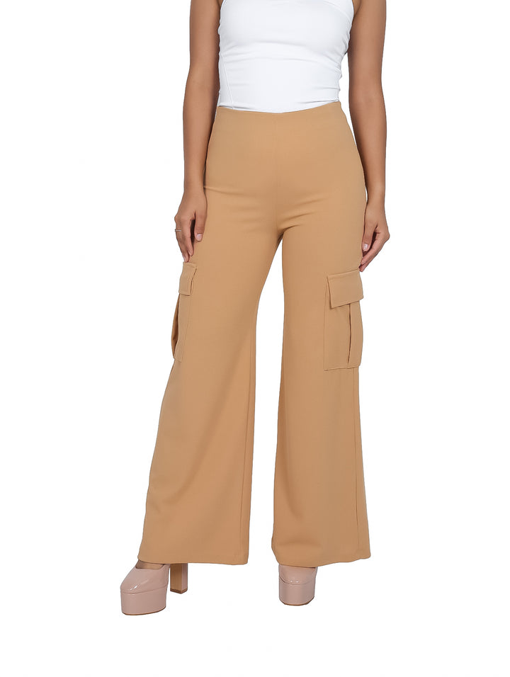 Mujer vistiendo pantalón cargo color beige de pierna ancha y talle alto.