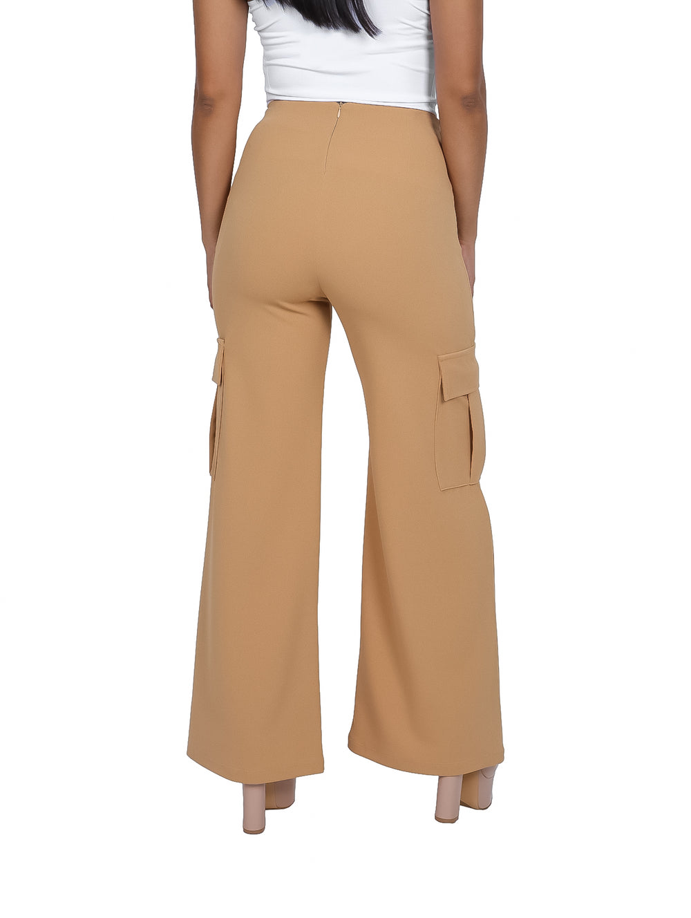 Mujer vistiendo pantalón cargo color beige de pierna ancha y talle alto.