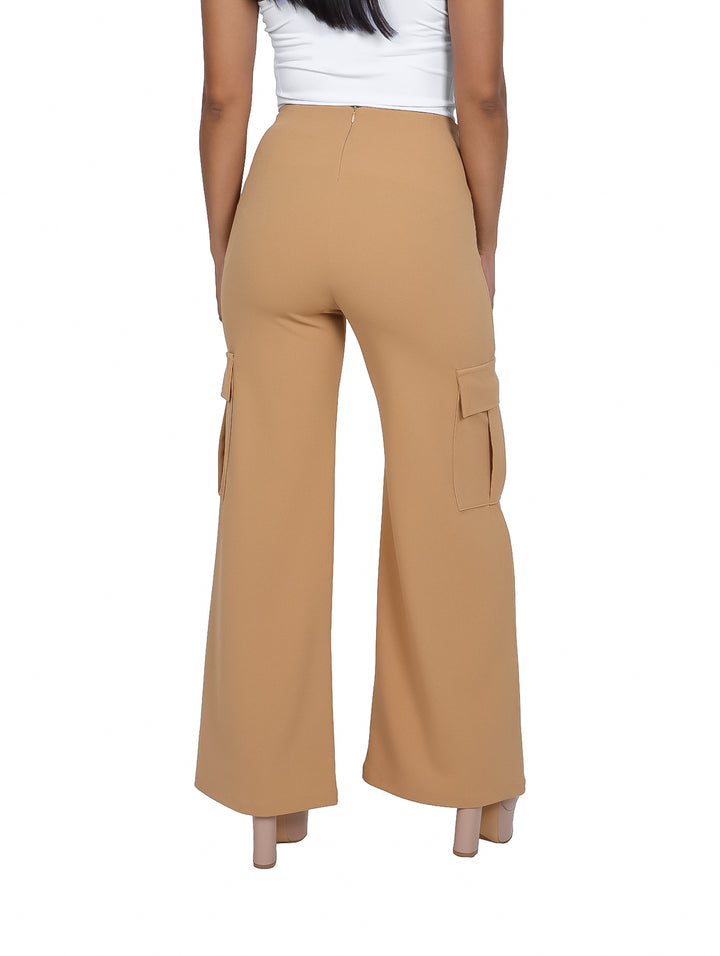 Mujer vistiendo pantalón cargo color beige de pierna ancha y talle alto.
