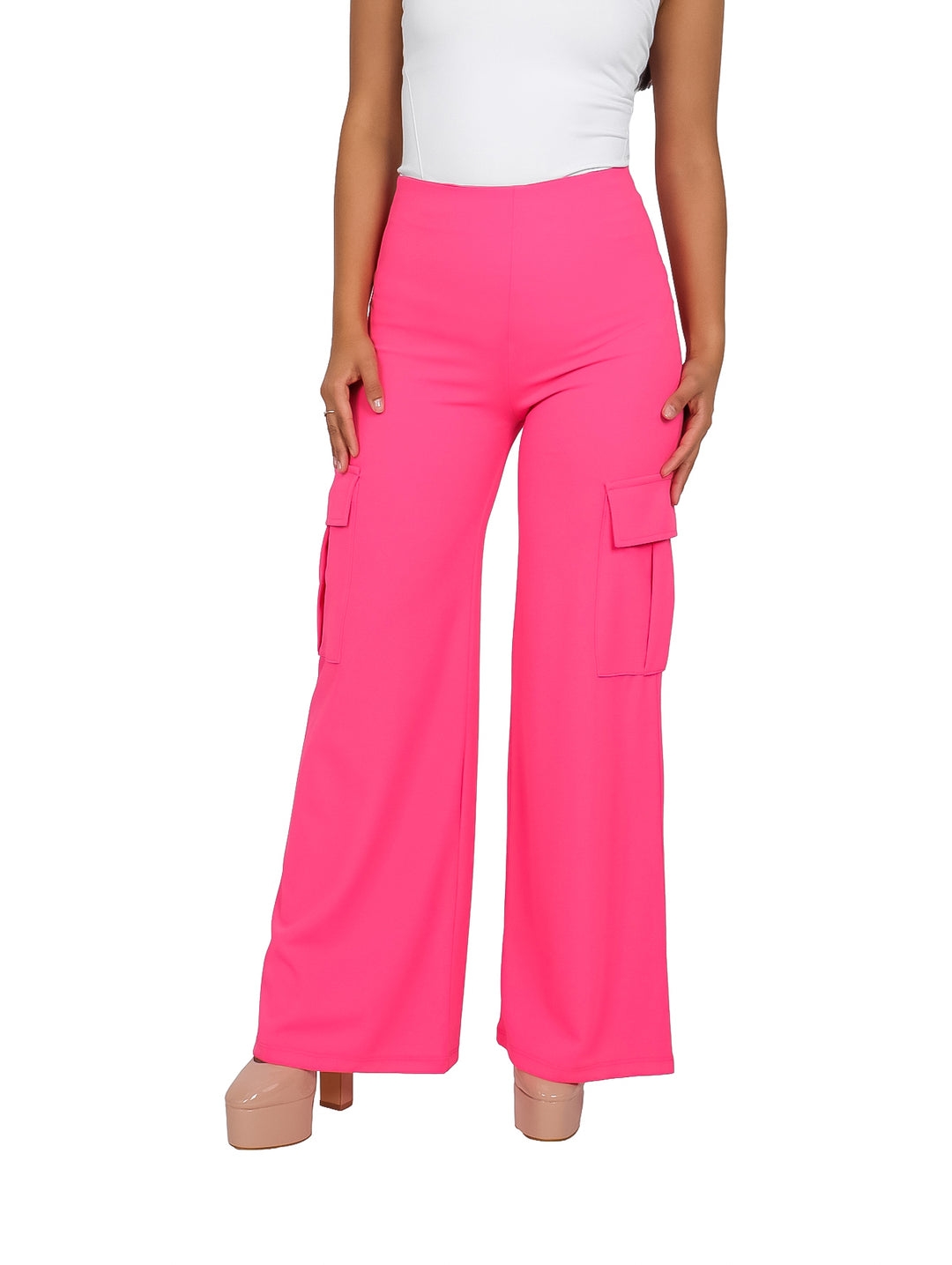 Pantalón cargo color rosa Valentino de pierna ancha y cintura alta.