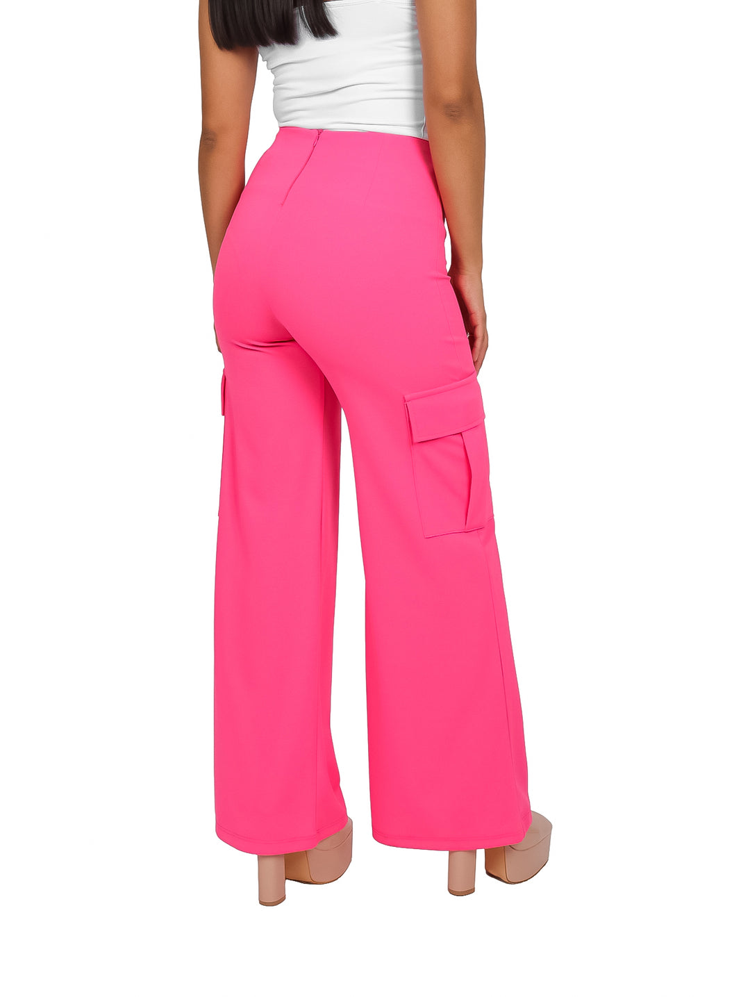 Pantalón cargo color rosa Valentino de pierna ancha y cintura alta.
