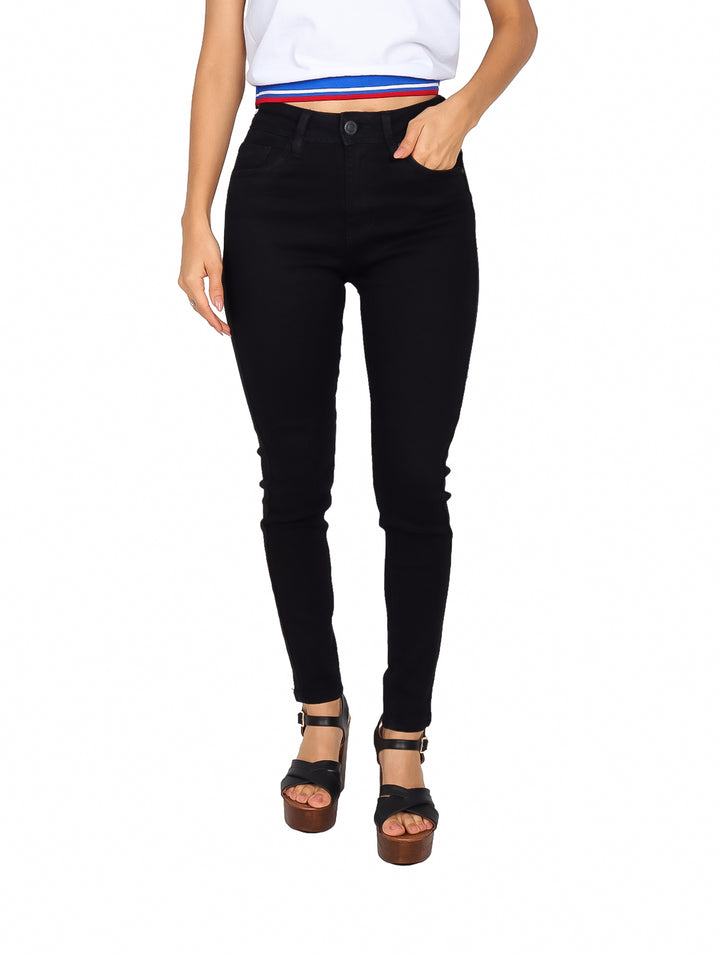Mujer vistiendo pantalones jeans skinny de color negro y cintura alta.