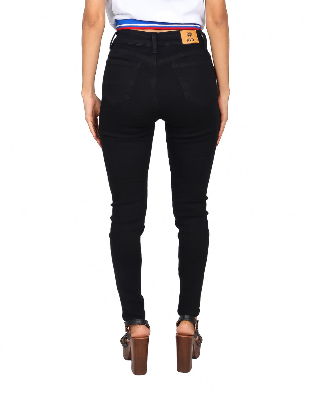 Mujer vistiendo pantalones jeans skinny de color negro y cintura alta.