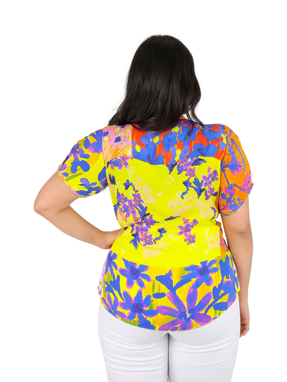 Blusa de manga corta con estampado multicolor en tonos amarillo, morado y naranja.