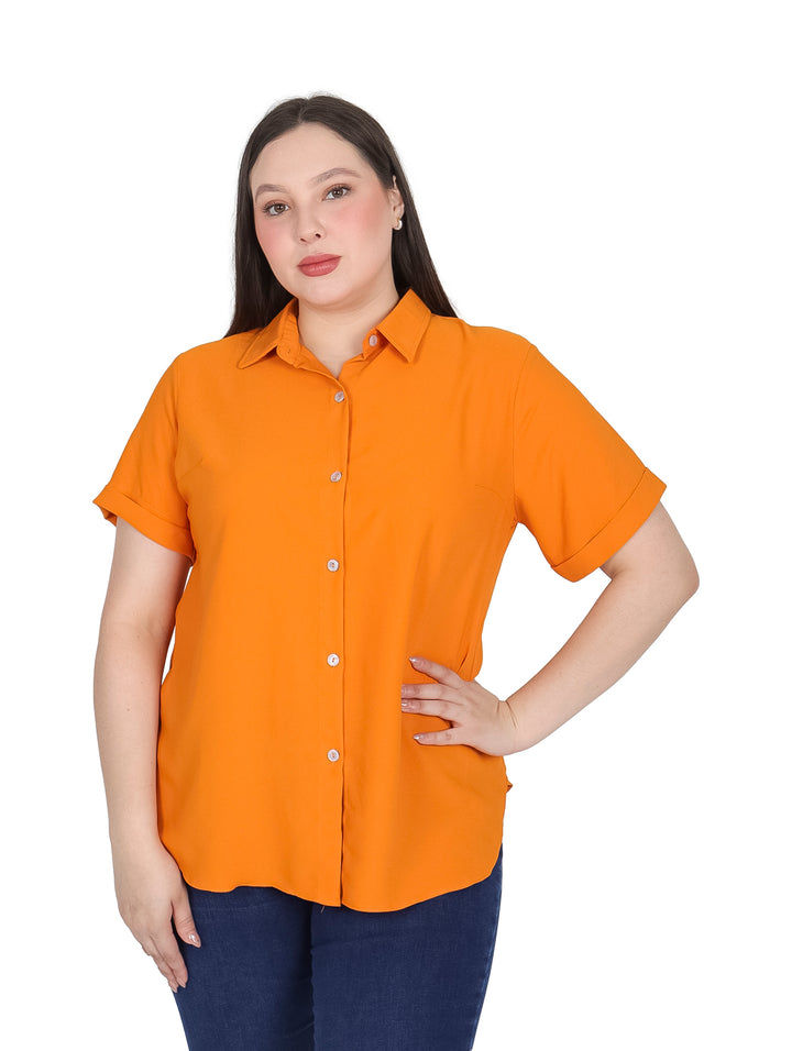 Mujer vistiendo una camisa naranja de manga corta con botones frontales.