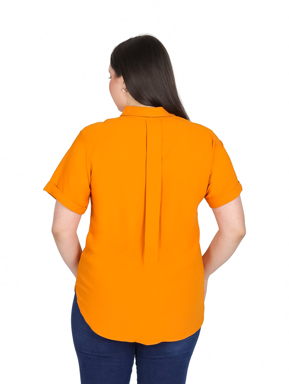Mujer vistiendo una camisa naranja de manga corta con botones frontales.