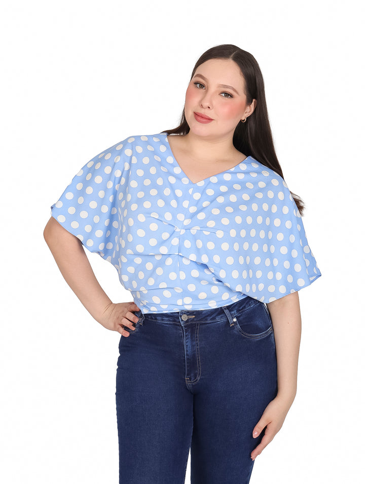 Blusa azul cielo con lunares blancos, manga corta y cuello en V para mujer.