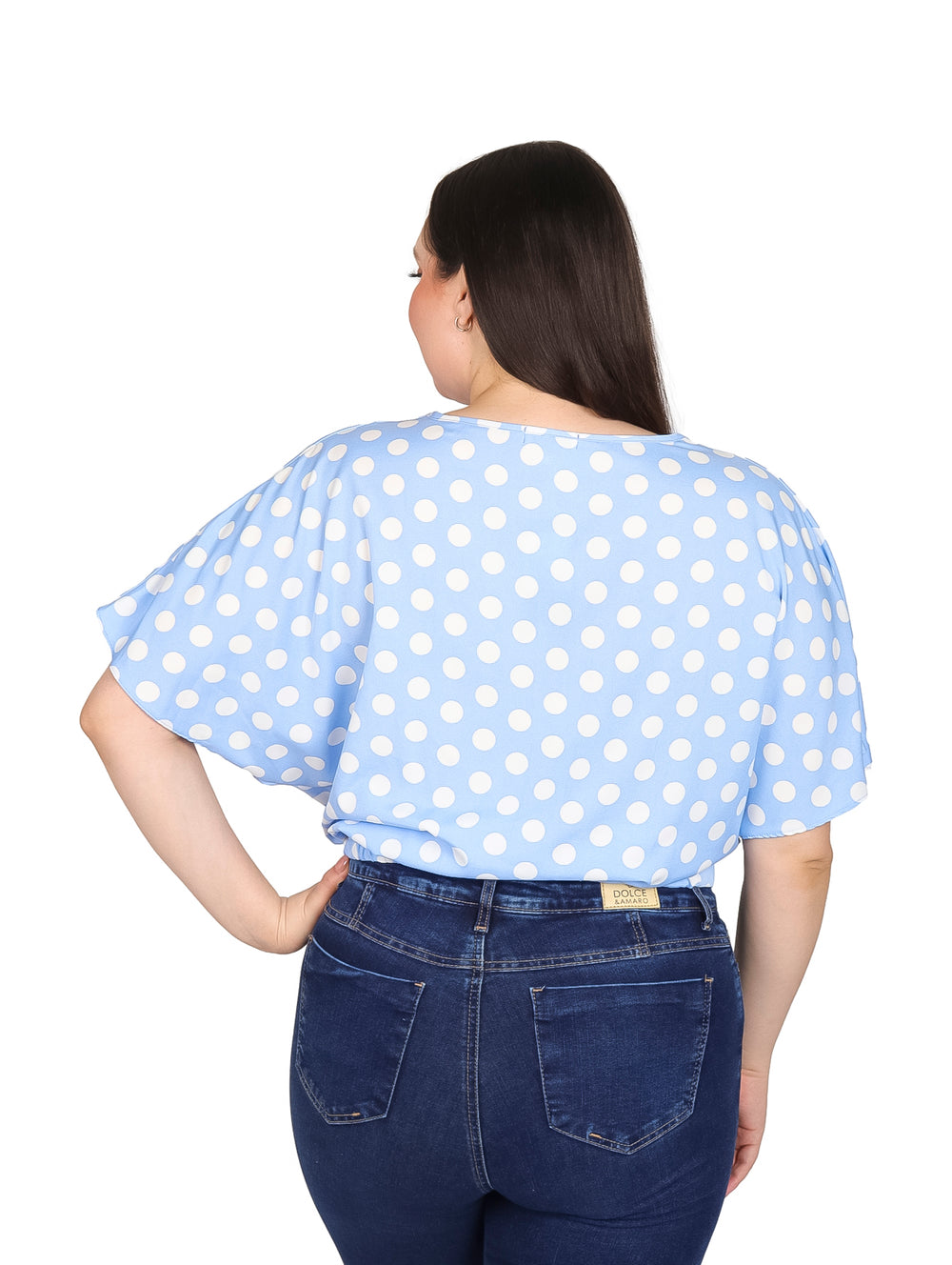 Blusa azul cielo con lunares blancos, manga corta y cuello en V para mujer.