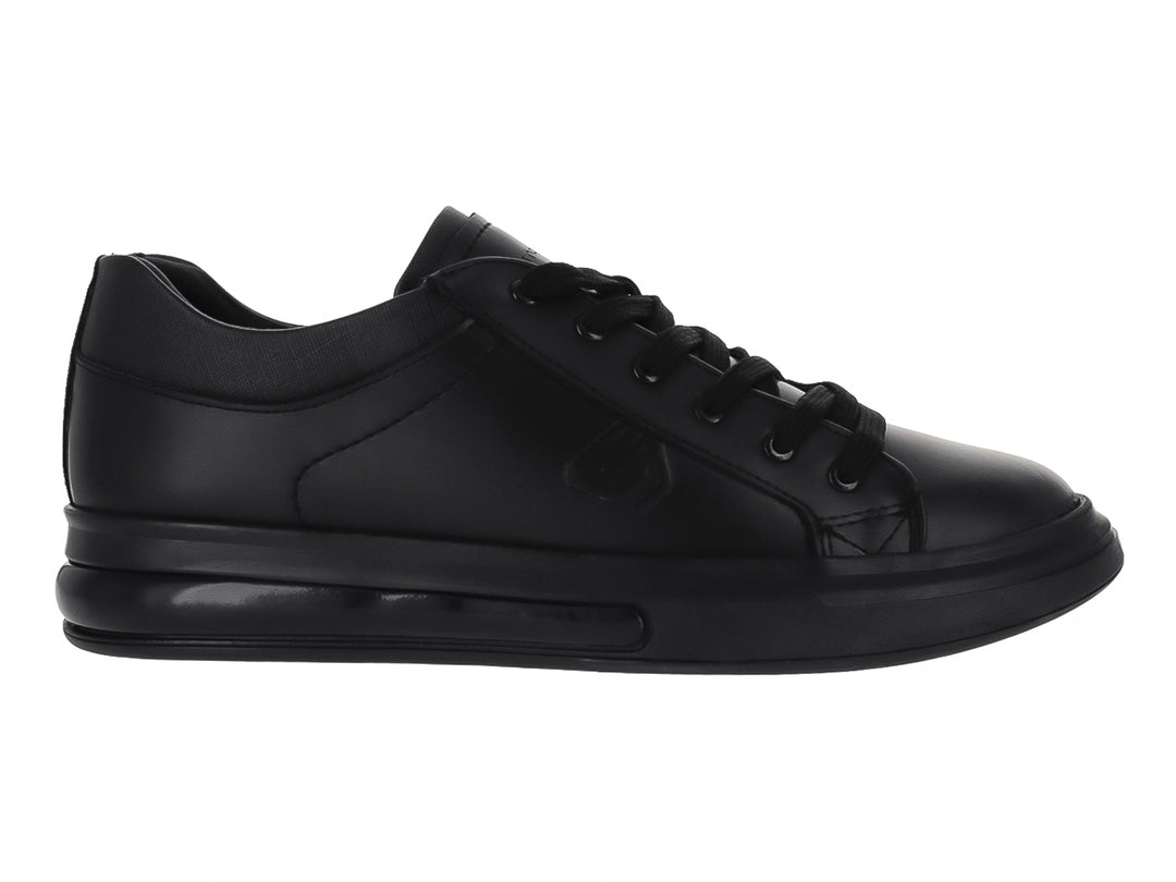Zapato casual tipo tenis en color negro sólido con agujetas y suela negra.